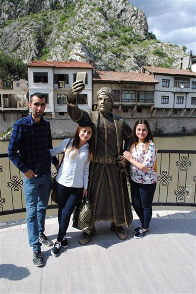 Amasyada selfie çeken şehzade heykeli şaşkınlık yarattı