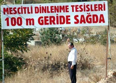 Emekli imam ek gelir için türkü barda çıkıyor