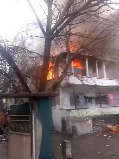 Küçükçekmecede korkutan yangın: Mahsur kalanlar kurtarıldı