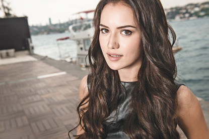 Feride,Fahriyenin gözlerinde canlandı
