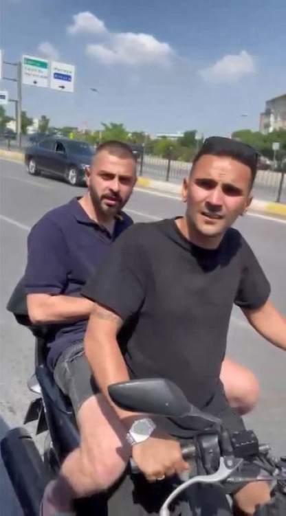 Siren çalan ambulansın önünü kesip içinde hasta olup olmadığını kontrol ettiler Bakan Koca: Yasa peşlerinde