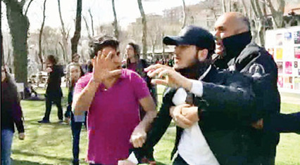 Size büyüklerinizin  önüne dikilmemeyi öğretmediler mi