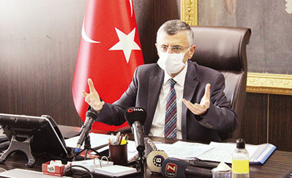 Ellerinde hesap makinesi topluyorlar bölüyorlar
