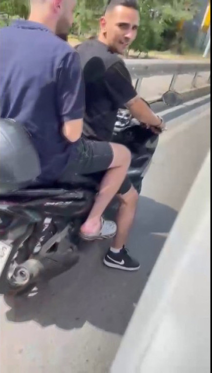 Siren çalan ambulansın önünü kesip içinde hasta olup olmadığını kontrol ettiler Bakan Koca: Yasa peşlerinde