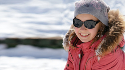 Kar körlüğüne karşı güneş gözlüğü kullanın Kar körlüğüne karşı güneş gözlüğü kullanın