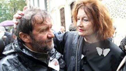 Kalbinden güllerle uğurladı