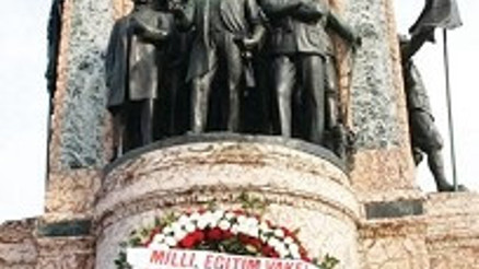 MEV’den 30. yıl çelengi