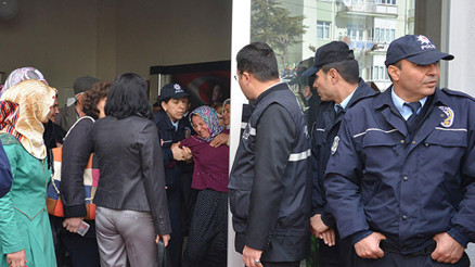 Bakanlar, Ermenekte tapu dağıtımı töreninde protesto edildi Bakanlar, Ermenekte tapu dağıtımı töreninde protesto edildi