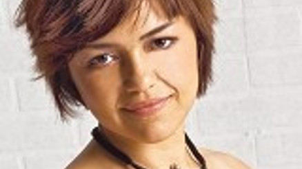 Tabloları elbiseye dönüştürüyor aykırı kadınlar giysin istiyor Tabloları elbiseye dönüştürüyor aykırı kadınlar giysin istiyor