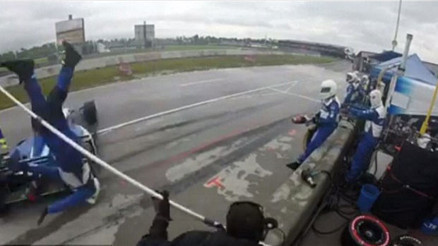 Otomobil yarışında inanılmaz kaza