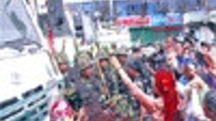 Uighurs confront mobs out for revenge