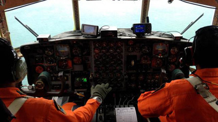 Dünya kaybolan AirAsia uçağını arıyor