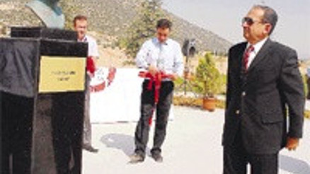 Uçak kazası kurbanları için yapılan anıt açıldı Uçak kazası kurbanları için yapılan anıt açıldı