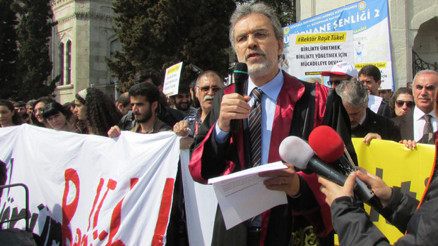 Akademisyenlerden Raşit Tükel için cübbeli eylem