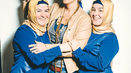 Şimdi de bizim mahallenin kızları erkeklerden intikam alıyor