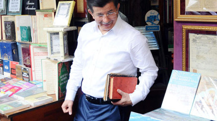 Başbakan Davutoğlu Sahaflar Çarşısını gezdi, memleketi Konya ile ilgili kitap aldı