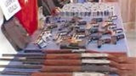 Çaldıkları silahı satamadılar Çaldıkları silahı satamadılar