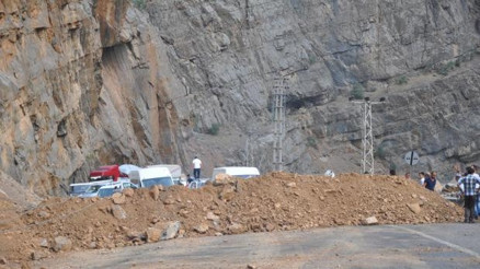 PKK’lıları hendek kazdığı Hakkari-Çukurca yolu hala kapalı