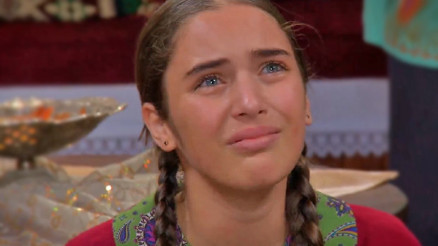 Küçük Gelin 48. Bölüm: Zehra bebeğini mi düşürüyor