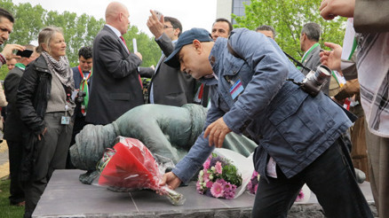 Lahey’de “Halepçe Soykırım Anıtı” Açıldı Lahey’de “Halepçe Soykırım Anıtı” Açıldı
