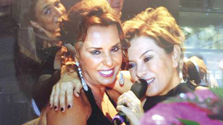 Perihan Savaş ve Zuhal Olcayın ödül pozu