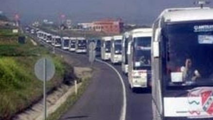 Taraftar otobüsü devrildi