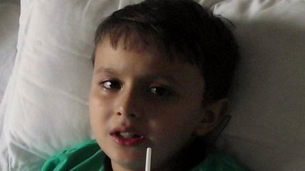 Boğazında gazlı bez unutulan minik Timuçin ölümden döndü