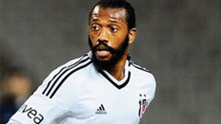 Fernandes gelir bir şişe votka içer