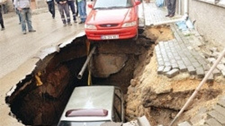Yer yarıldı içine düştü