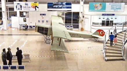 Erzurumlu Nafiz Bey’in uçağı terminale asıldı