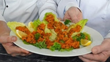 Büyükelçiden somonlu çiğ köfte