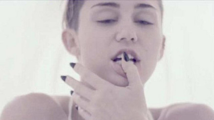 Skandallarla gündemden düşmeyen Miley yine soyundu