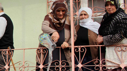 Annesi Efkan Alayı su dökerek uğurladı