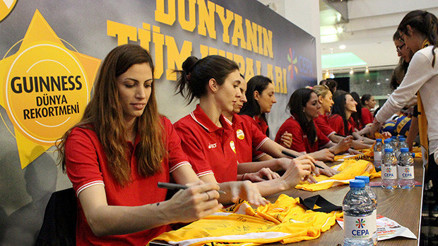 Yıldızlardan imza günü