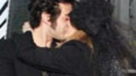 Sosyete güzeli sokak ortasında evlendi