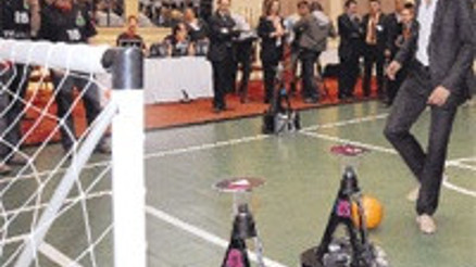 Hollanda, Türkiye’ye 11 milyar dolar yatırdı Hooijdonk, robotlarla futbol gösterisi yaptı Hollanda, Türkiye’ye 11 milyar dolar yatırdı Hooijdonk, robotlarla futbol gösterisi yaptı