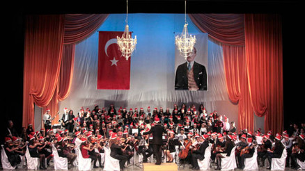 Sahne genç yeteneklerin