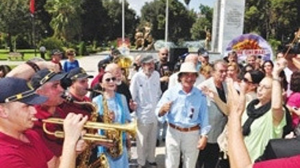 Sanatçılardan marşlı tepki