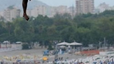 Falezlerden tehlikeli atlayış