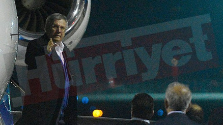 Aziz Yıldırım İstanbula geldi on binlerce taraftar karşıladı Aziz Yıldırım İstanbula geldi on binlerce taraftar karşıladı