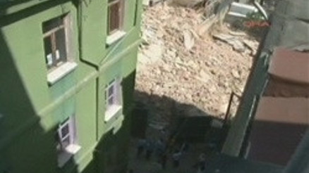 Beyoğlunda bina çöktü
