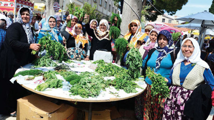 Alaçatı baharın nimetlerini şölenle kutluyor Alaçatı baharın nimetlerini şölenle kutluyor