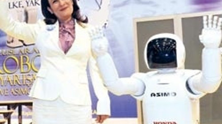 ASİMO’yla bayrak selamı