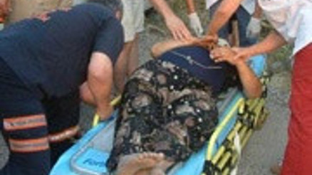 Otomobil tıra çarptı:1 ölü,4 yaralı