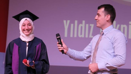 Mezuniyet töreninde süpriz evlilik teklifi Mezuniyet töreninde süpriz evlilik teklifi