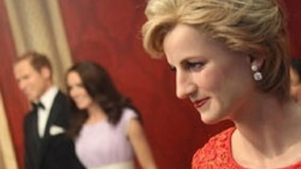 Kraliyet Ailesi koleksiyonuna Kate de katıldı