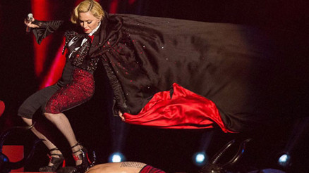 Madonna pelerininin gazabına uğradı