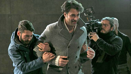 Kanal D Küçük Ağa izle yeni bölümde polis Aliyi götürür