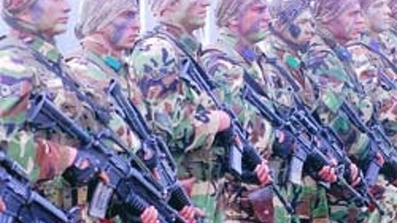 30 kilometre koşup uçan kuşu gözünden vuruyorlar