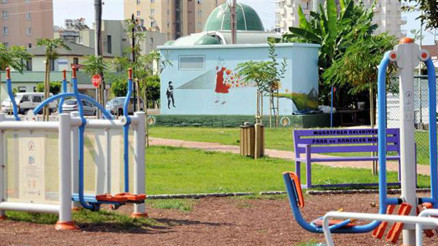 Parktaki Kırmızılı Kadın figürü tartışma yarattı